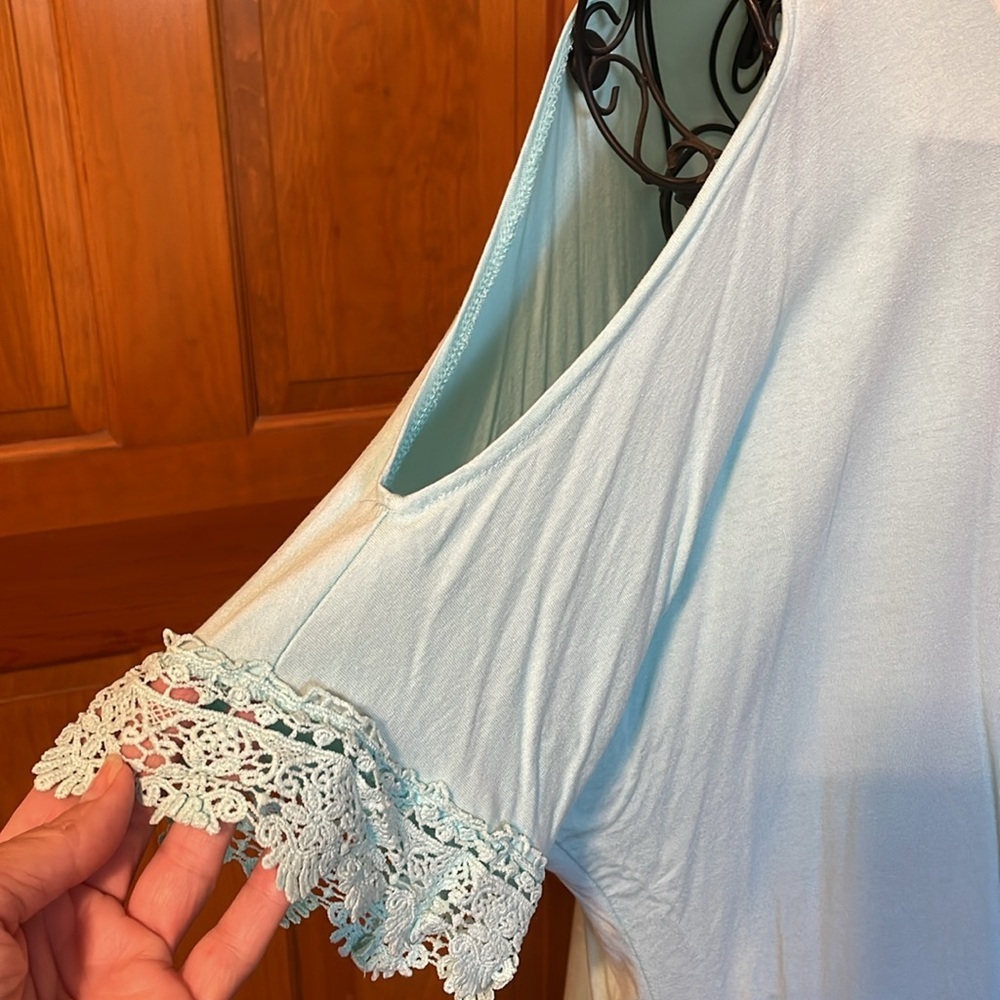 ☀️☀️☀️3 for 12$ ☀️☀️☀️Cold Shoulder Pull Over Top - Picture 4 of 10